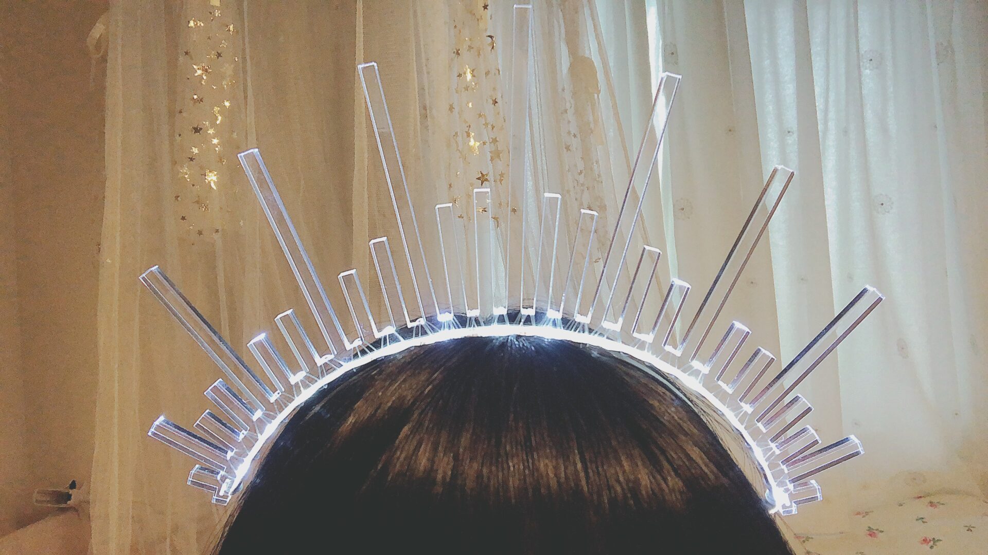 modern halo crownを着用した写真