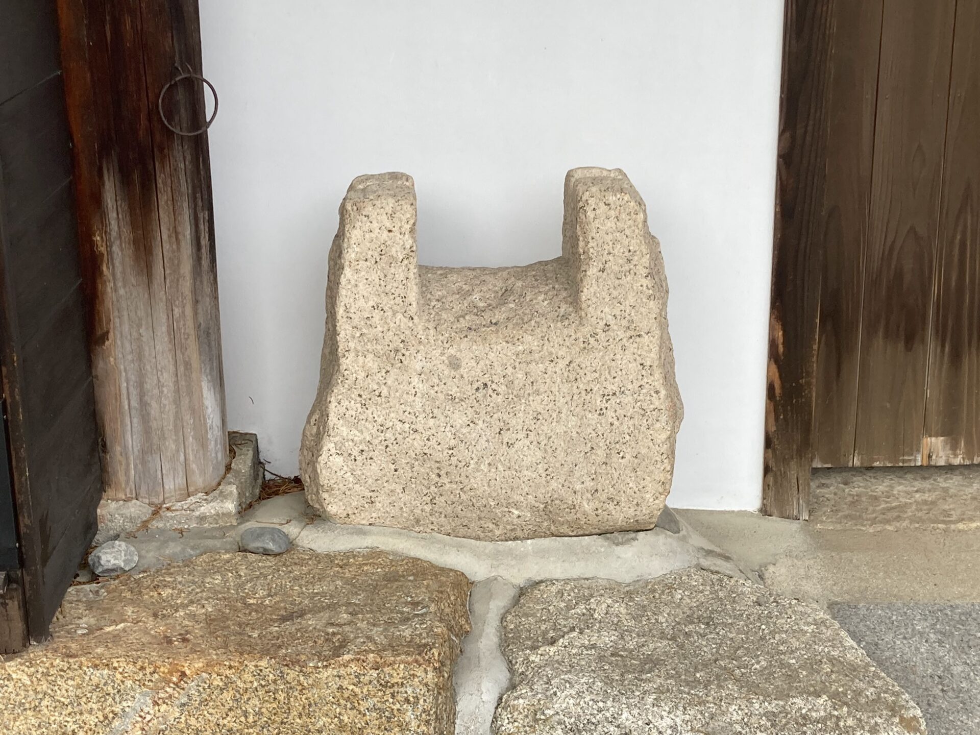 猫型の石の写真