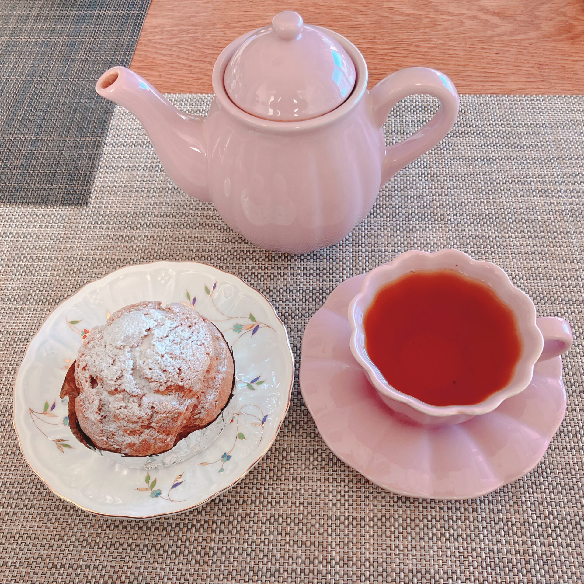 紅茶とシュークリームの写真